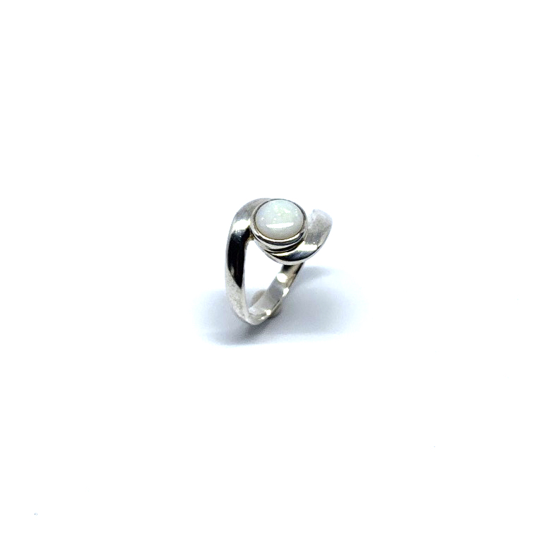Artistieke ring met witte opaal